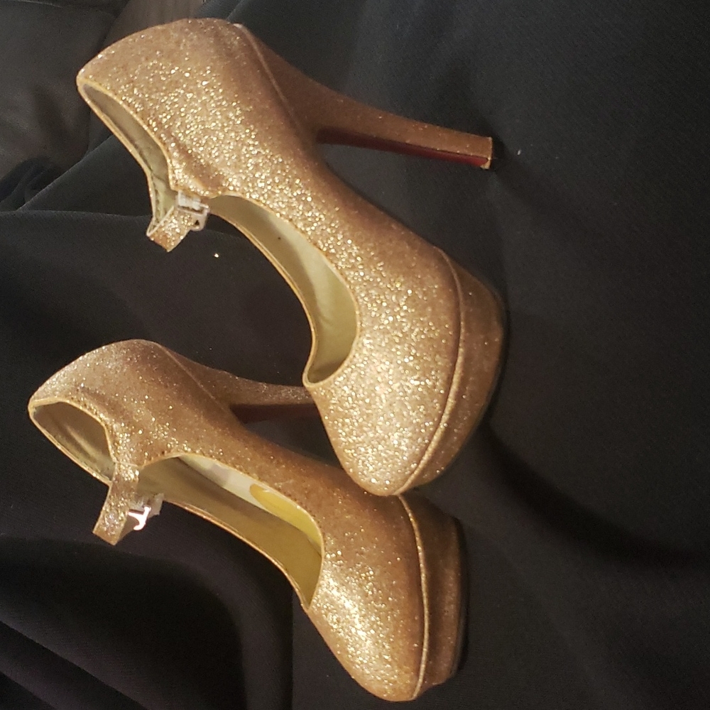SEXY Gold Glitter Heels With Strap Across Ankle.